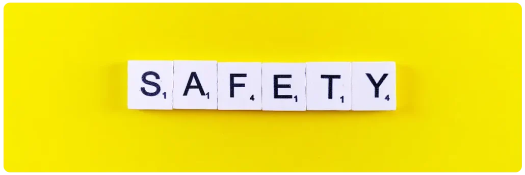 ตัวอักษรความปลอดภัย SAFTY บนพื้นหลังสีเหลือง แสดงถึงข้อความกฎแห่งความปลอดภัย
